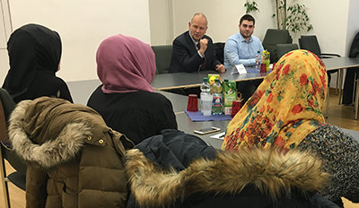 Der Präsident der Landesärztekammer Baden-Württemberg im Gespräch mit jungen Muslimen aus Mannheim zum Thema Flüchtlinge