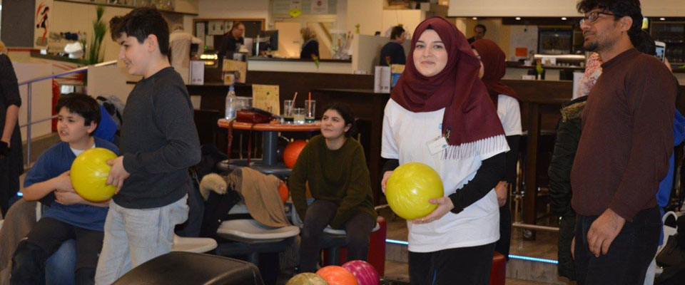 Gemeinsames Bowling mit Flüchtlingen