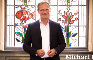 Michael Müller (SPD) im Interview mit jungen Muslimen