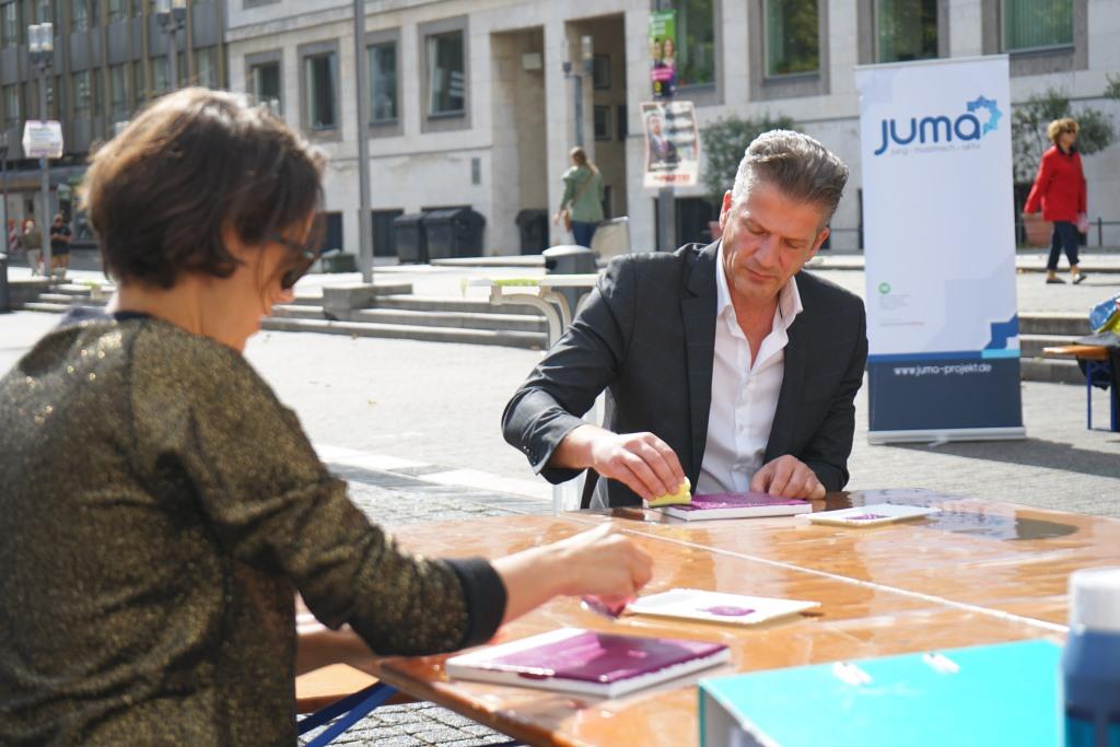 Dr. Levent Günes beim DiverCity Aktionstag vor dem Stuttgarter Rathaus